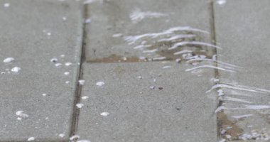 Fayans ve reaktif kalıntı akarsu