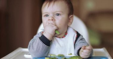 Bebek Çocuk avokado yeme