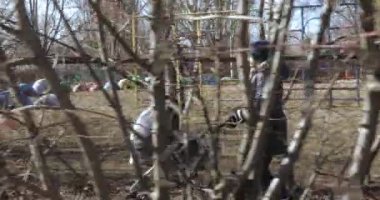 Genç Anne bir arabası ile yürüyüş