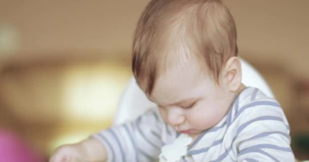 赤ちゃんの男の子とペースメーカー — ストック動画