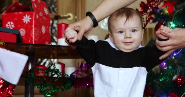 Baby Boy op kerstboom — Stockvideo