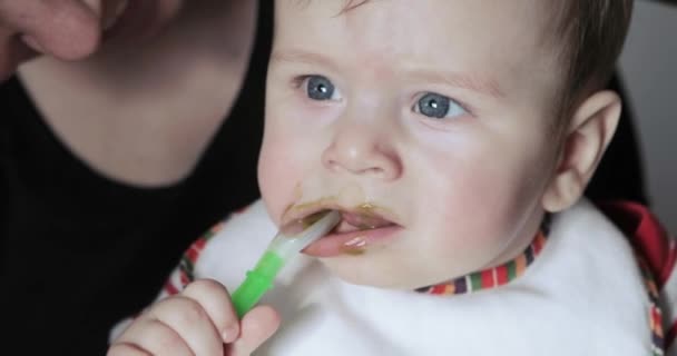 Baby Boy jedzenia puree z brokułów — Wideo stockowe