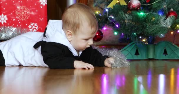 Niño en el árbol de Navidad — Vídeo de stock