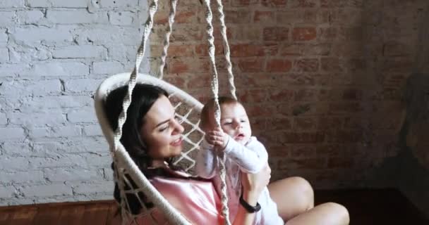Mãe com uma criança em uma cadeira pendurada — Vídeo de Stock
