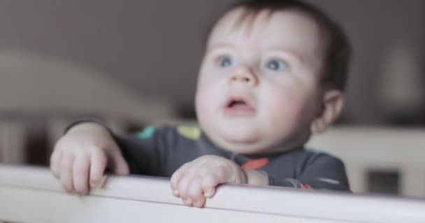 Bir beşik erkek bebek — Stok video