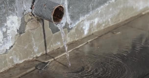 Iron pipe and pouring water — Stock Video