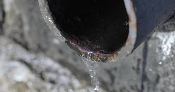 Tubería de hierro y agua de vertido — Vídeo de stock