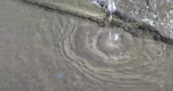 在瓷砖上倒水 — 图库视频影像