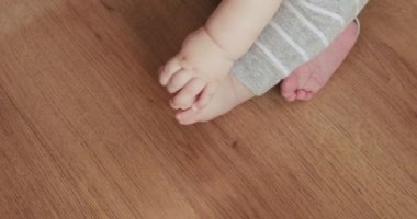 Çocuk ayağa kalkmaya çalışıyor.