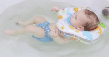 Bebek banyoda yüzüyor.