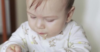 Bebek Çocuk masada bir elma yeme