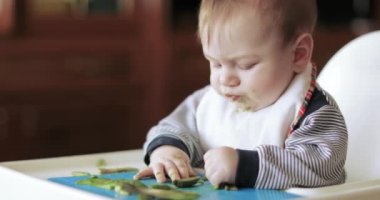 Bebek Çocuk avokado yeme