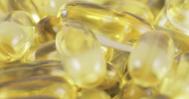 Fish oil in capsules — Stock Video