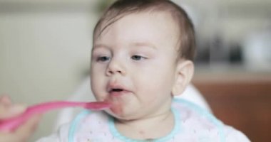 Bebek üzümlü püre yiyor.