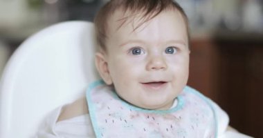 Bebek Çocuk gülüyor