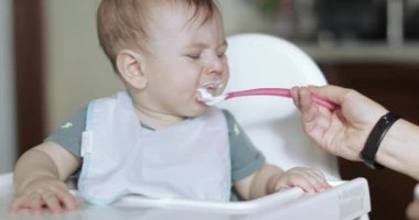Çocuk oğlan yiyor süzme peynir