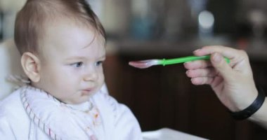 Bebek üzümlü püre yiyor.