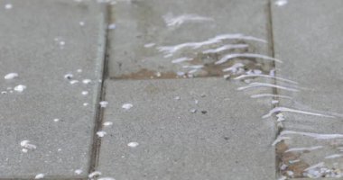 Fayans ve reaktif kalıntı akarsu