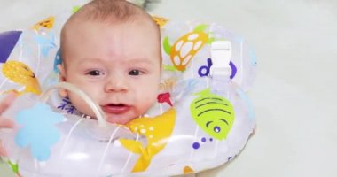 Bebek banyoda yüzüyor.