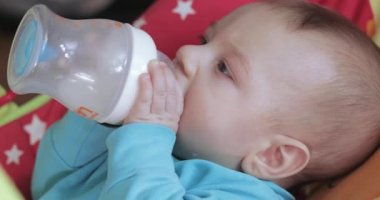 Bir şişeden içmeyi çocuk öğrenir