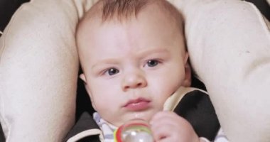 Sallanan beşik içinde erkek bebek