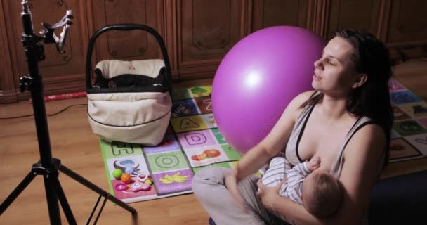 Mamma och baby på videocall — Stockvideo