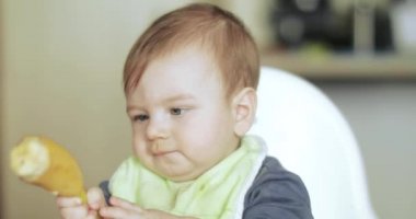 Bebek Çocuk bir muz yeme