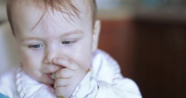 Çocuk Çocuk haşlanmış patates yiyor