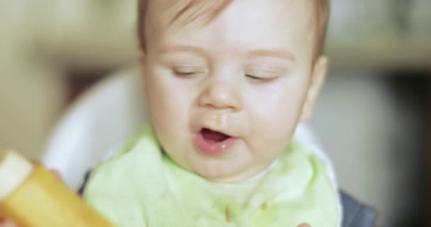 Малыш ест банан — стоковое видео