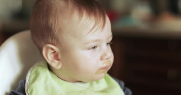 Bebé niño come puré de col — Vídeos de Stock