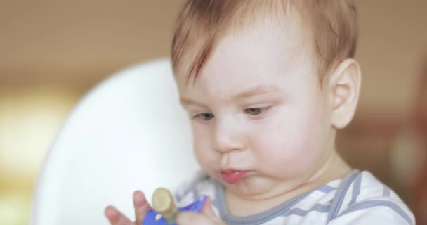 Niño con chupete — Vídeo de stock