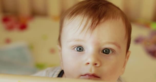ベビーベッドで赤ちゃんの男の子 — ストック動画