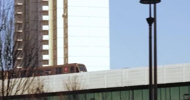 Oberirdische U-Bahn über dem Park — Stockvideo