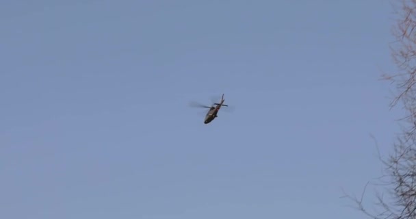 Privater Hubschrauber über der Stadt — Stockvideo