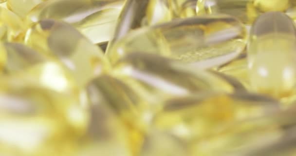 Fish oil in capsules — Stock Video