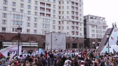 Sıçrama tahtası ve hileler için slayt üzerinde bisiklet ve scooter