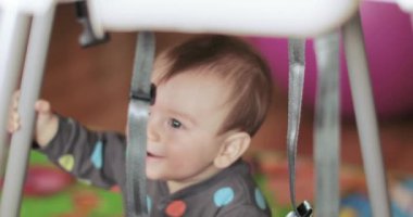 Bebek ayakta durmayı öğreniyor.