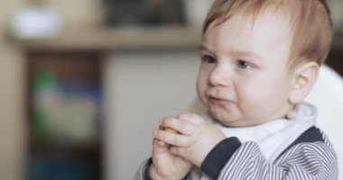 Bebek Çocuk yeme simit