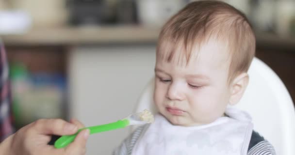 Kisfiú táplált zabpehely — Stock videók