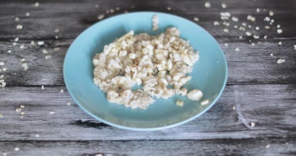 Farine d'avoine dans une assiette avec confiture
