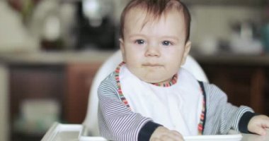 Çocuk oğlan olduğunu yaramaz at the masa