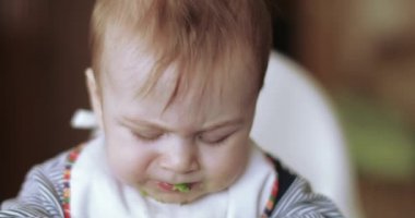 Bebek Çocuk avokado yeme