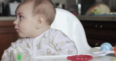 Çocuk oğlan olduğunu yaramaz at the masa