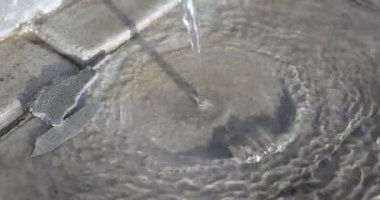 Döşemenin üzerine su dökme