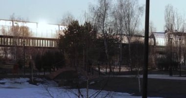 Parkta yukarıda Cross'taki metro