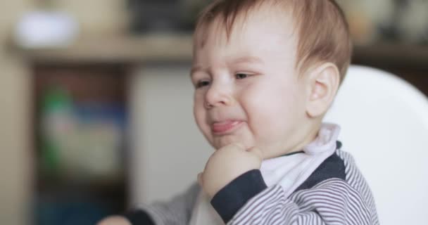 Baby pojke utfodras havregryn — Stockvideo