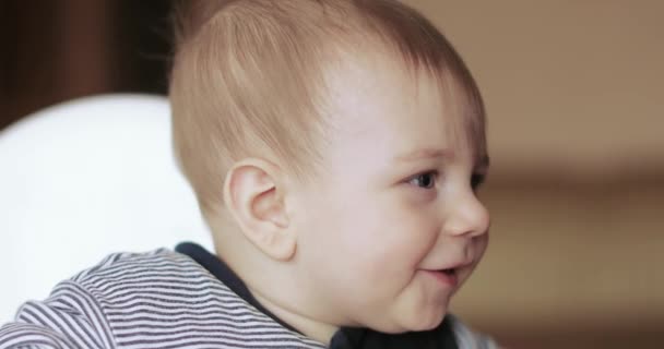 Bebé chico cortar el pelo en casa — Vídeos de Stock