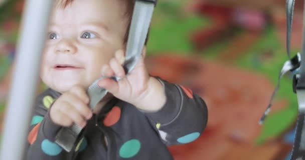 Малыш учится стоять — стоковое видео