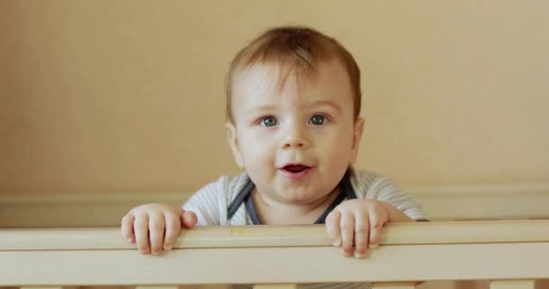 Мальчик в детской кроватке — стоковое видео