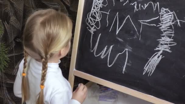 Bambina disegna gesso sulla lavagna — Video Stock